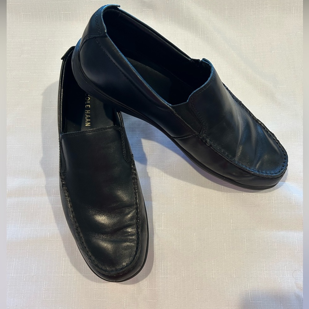 Cole Haan Black slip-on leather shoes. Size 10 Medium. Lightweight.
